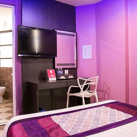 Oyo 176 Hotel Q Inn Петалинг-Джая Экстерьер фото