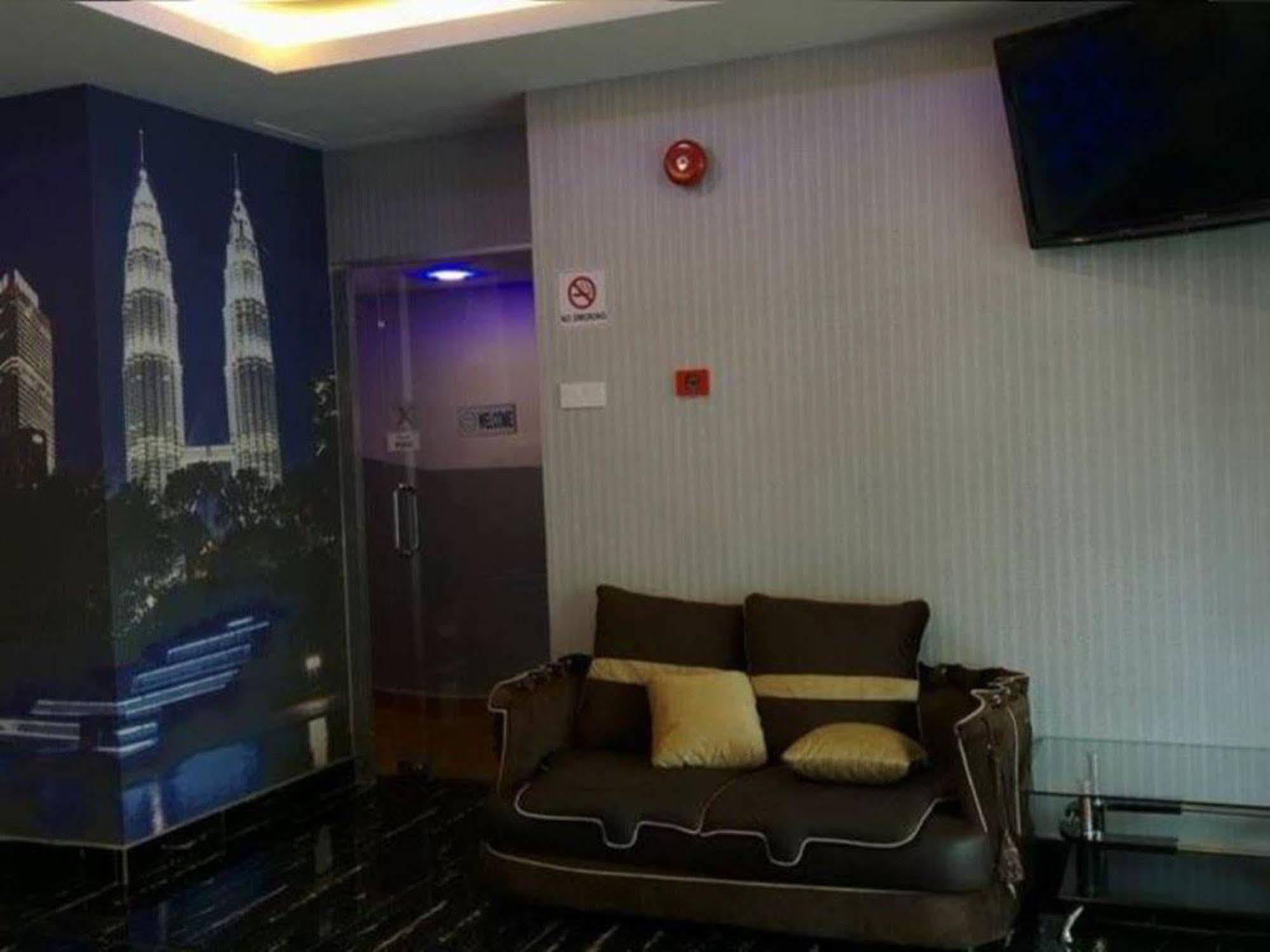 Oyo 176 Hotel Q Inn Петалинг-Джая Экстерьер фото