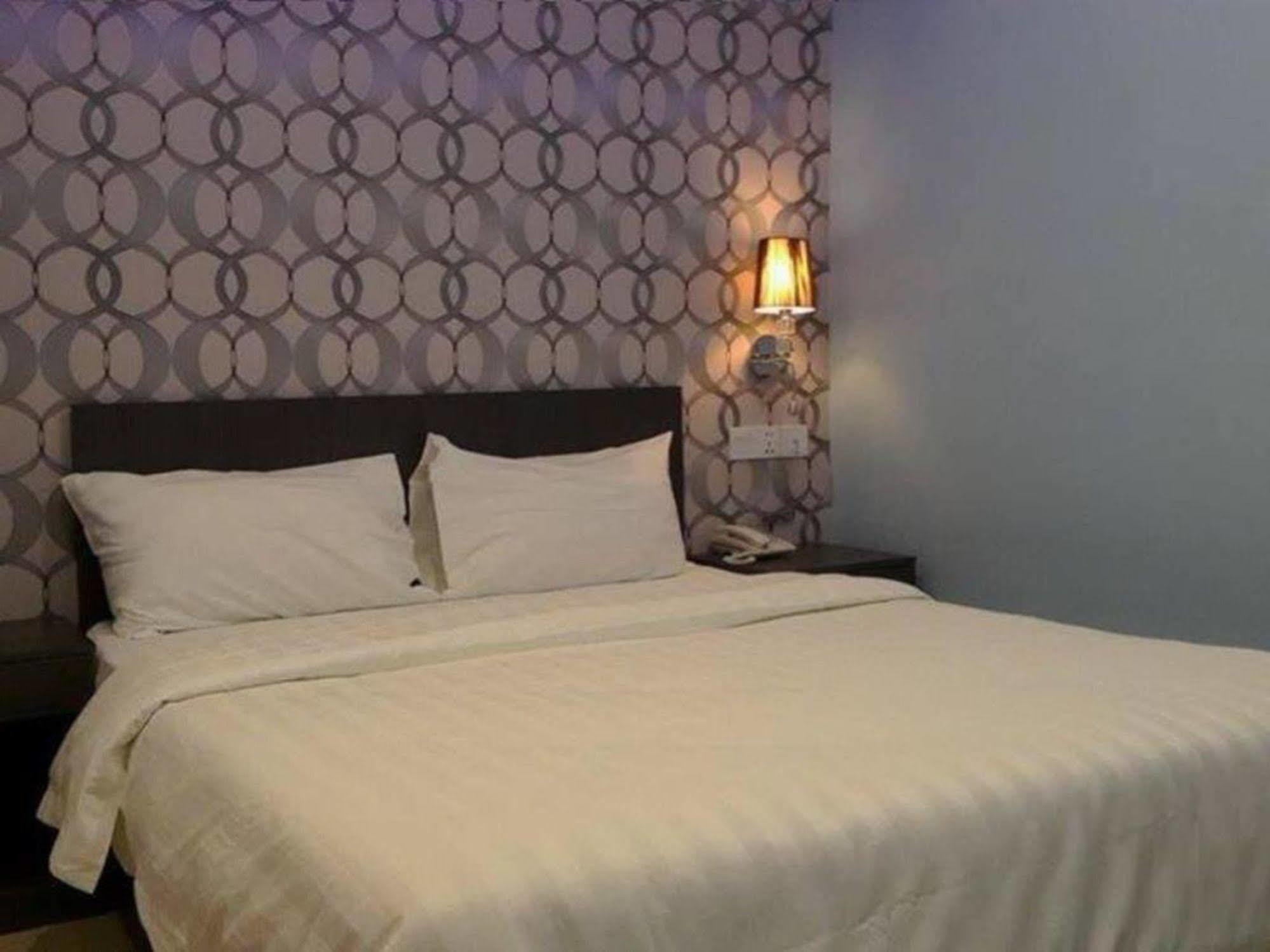 Oyo 176 Hotel Q Inn Петалинг-Джая Экстерьер фото