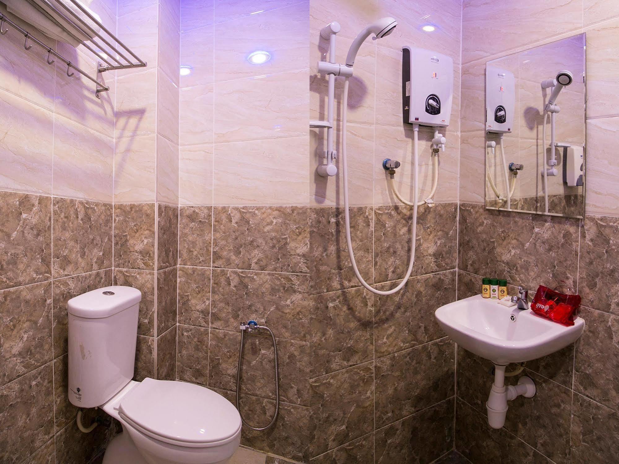 Oyo 176 Hotel Q Inn Петалинг-Джая Экстерьер фото