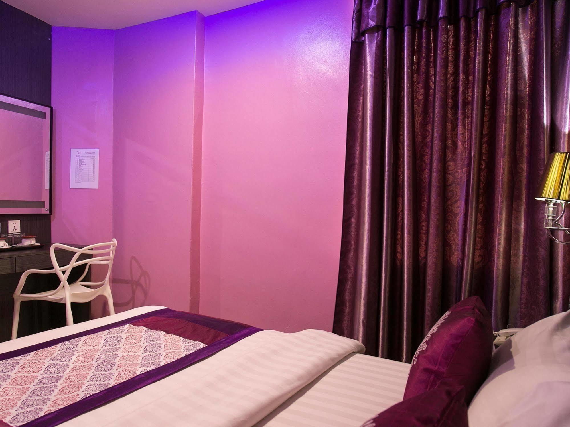 Oyo 176 Hotel Q Inn Петалинг-Джая Экстерьер фото