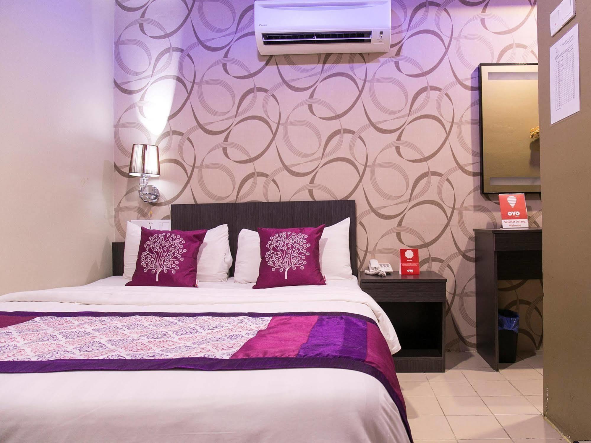 Oyo 176 Hotel Q Inn Петалинг-Джая Экстерьер фото