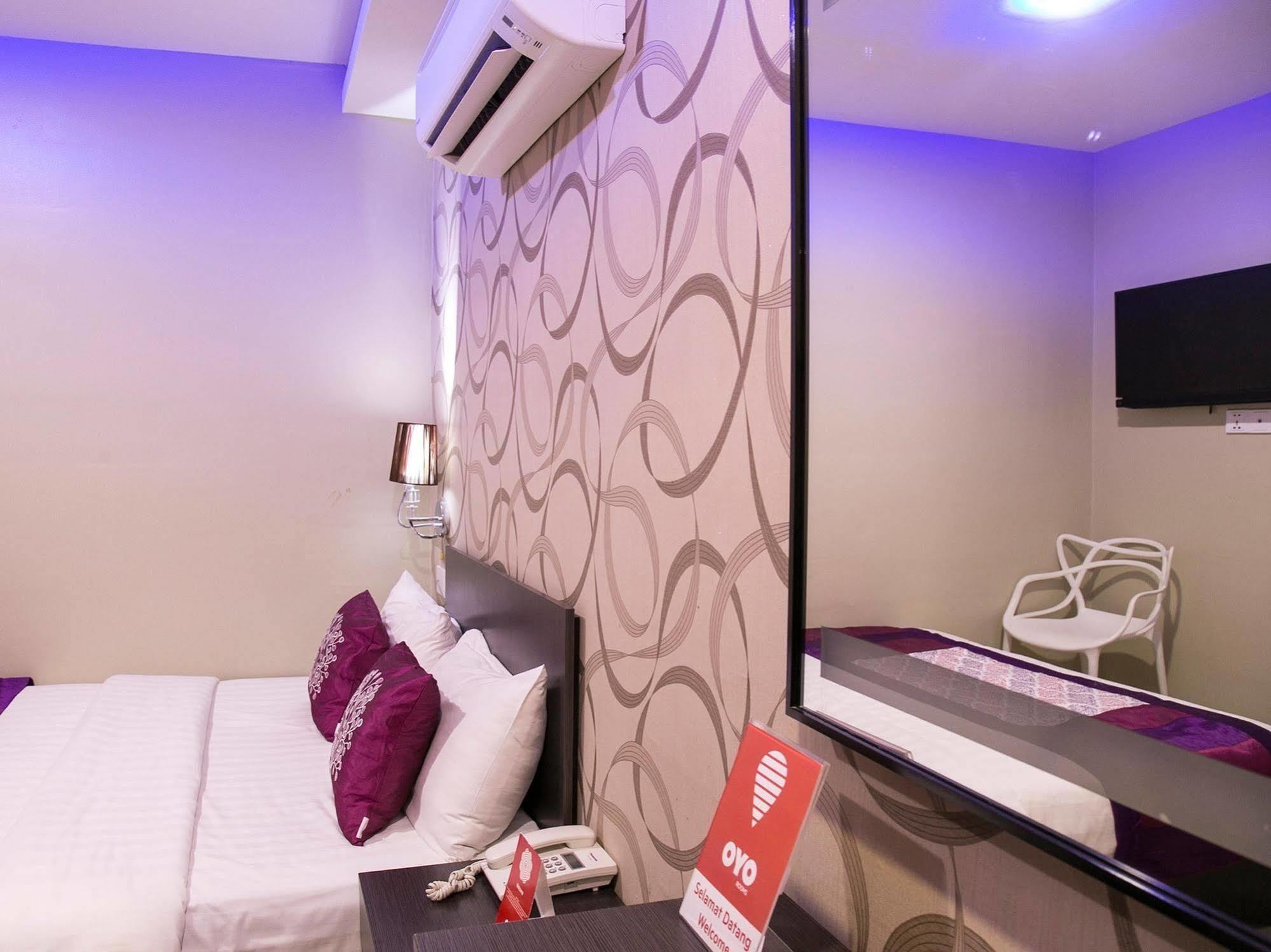 Oyo 176 Hotel Q Inn Петалинг-Джая Экстерьер фото