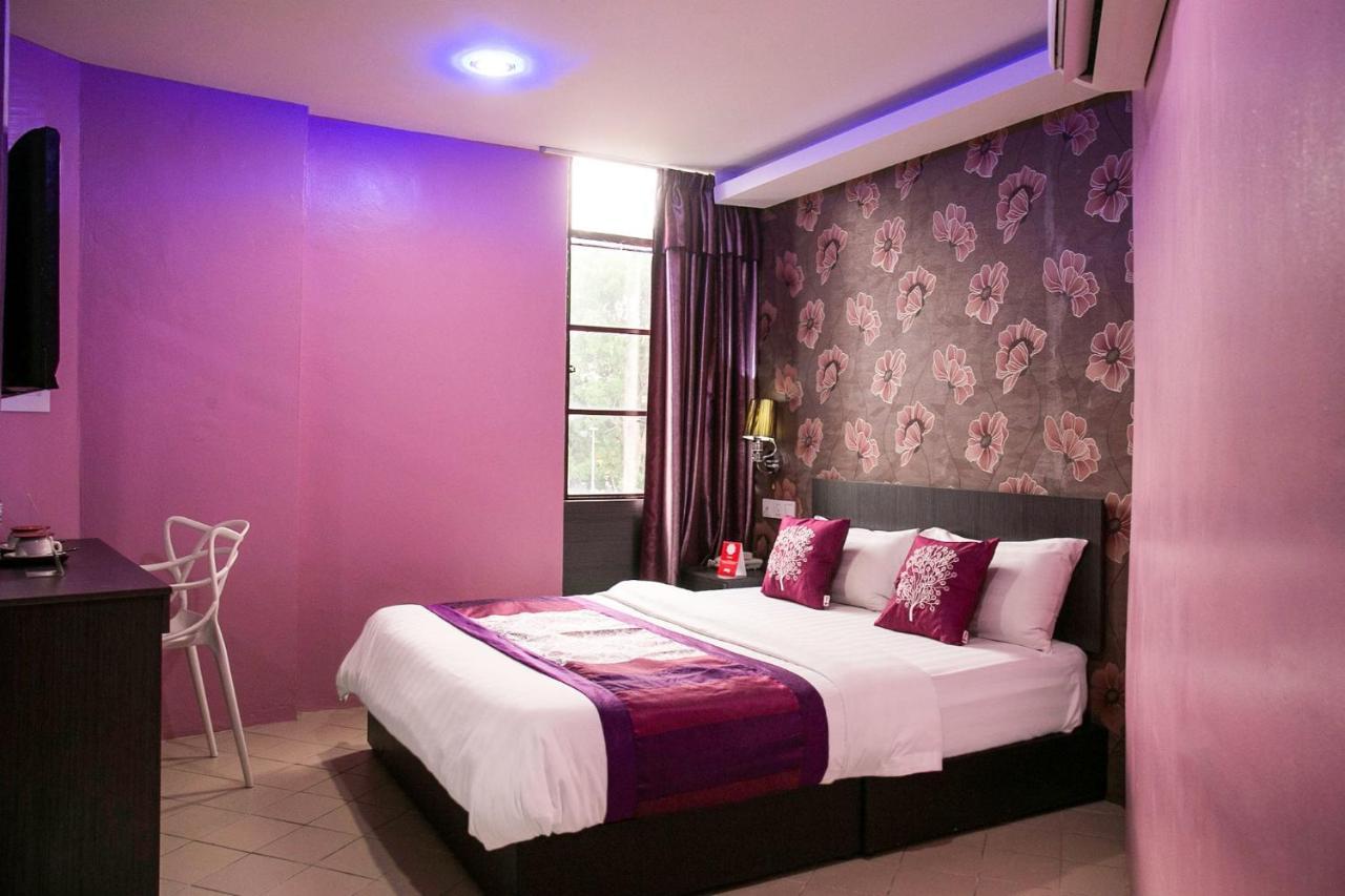 Oyo 176 Hotel Q Inn Петалинг-Джая Экстерьер фото